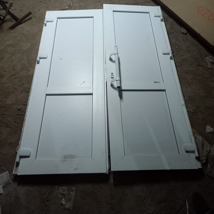 Пластиковая дверь