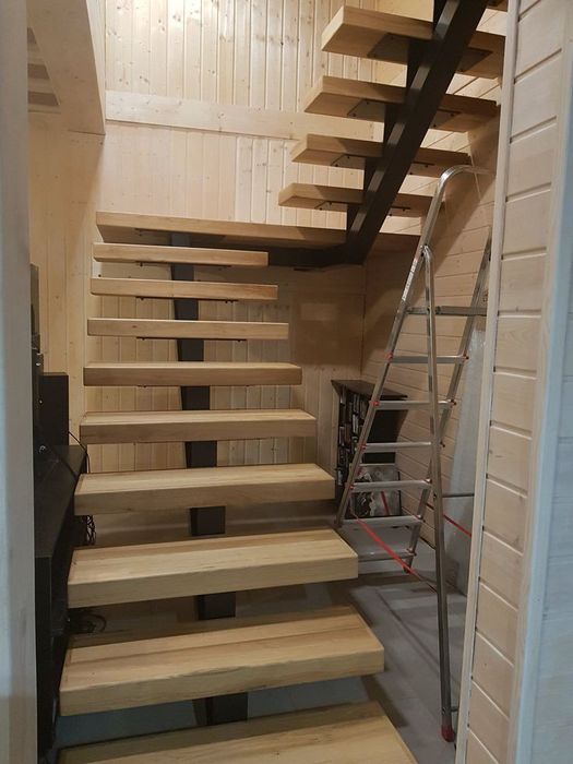 Scări metalice pe un vang central cu trepte de lemn