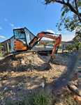 execut lucrari mini excavator buldoexcavator și basculantă de 3,5 t