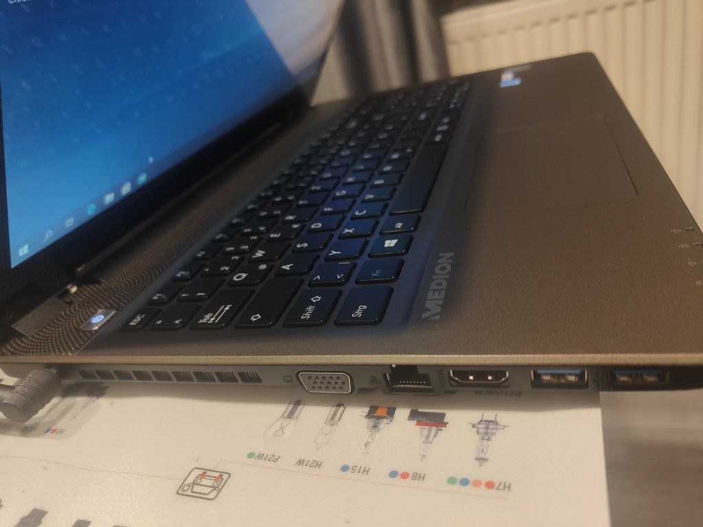 Medion Akoya proc Intel 1,7ghz ram 8gb hard disk 500gb touchscreen 15,