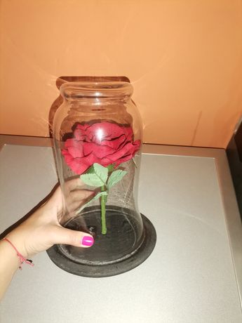 Вечна роза в стъкленица