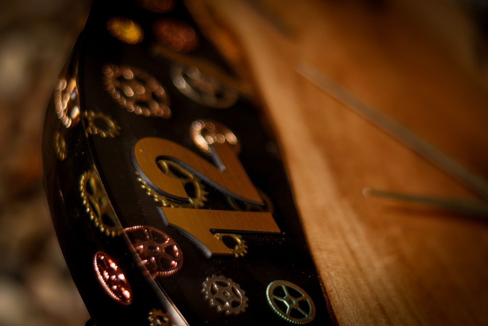 Часовник от епоксидна смола и дърво 35см диаметър.