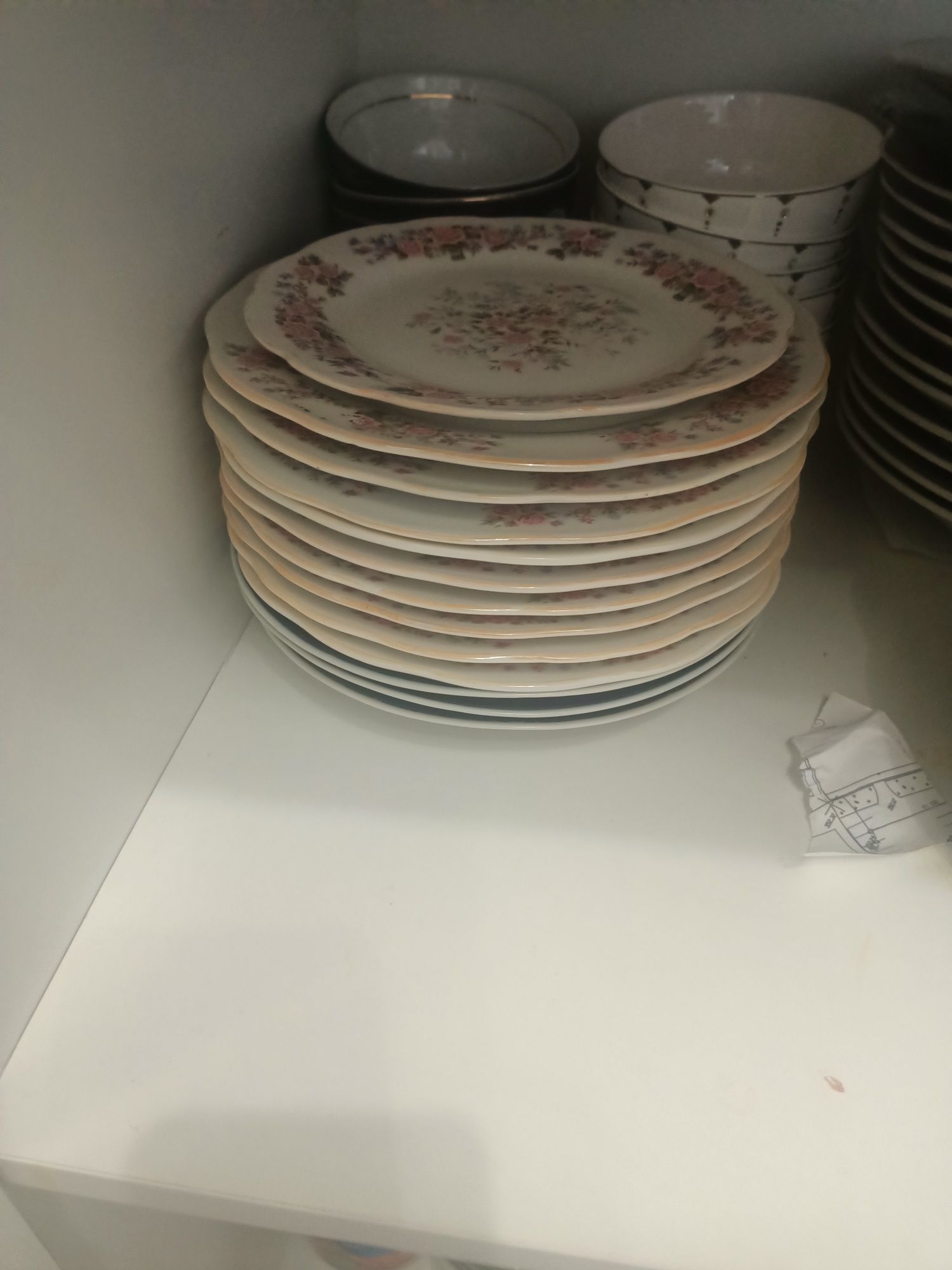 Продаю  плоские тарелки