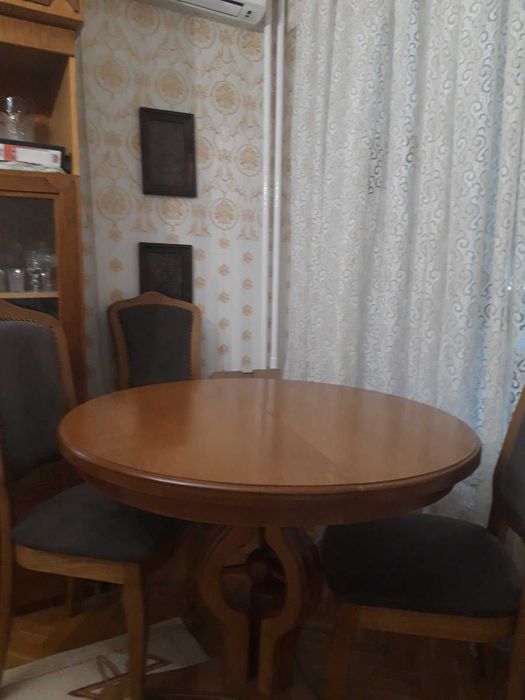 Комплект - кръгла холна дървена маса със столове