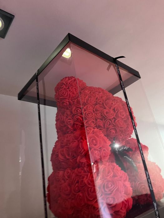 Декоративно мече от червени рози