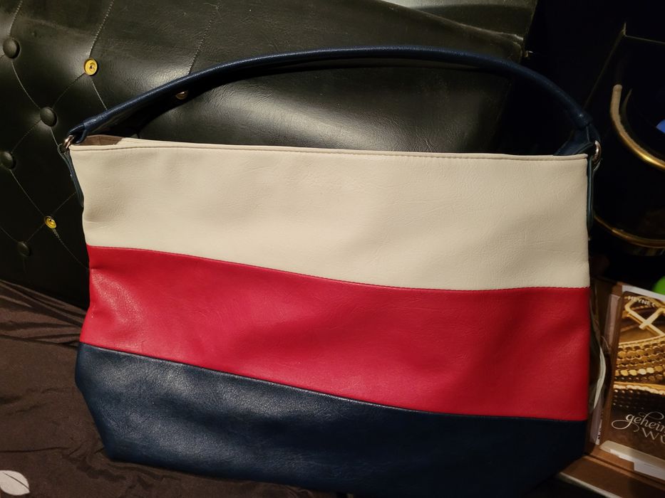 Дамска чанта в бяло,  червено и синьо