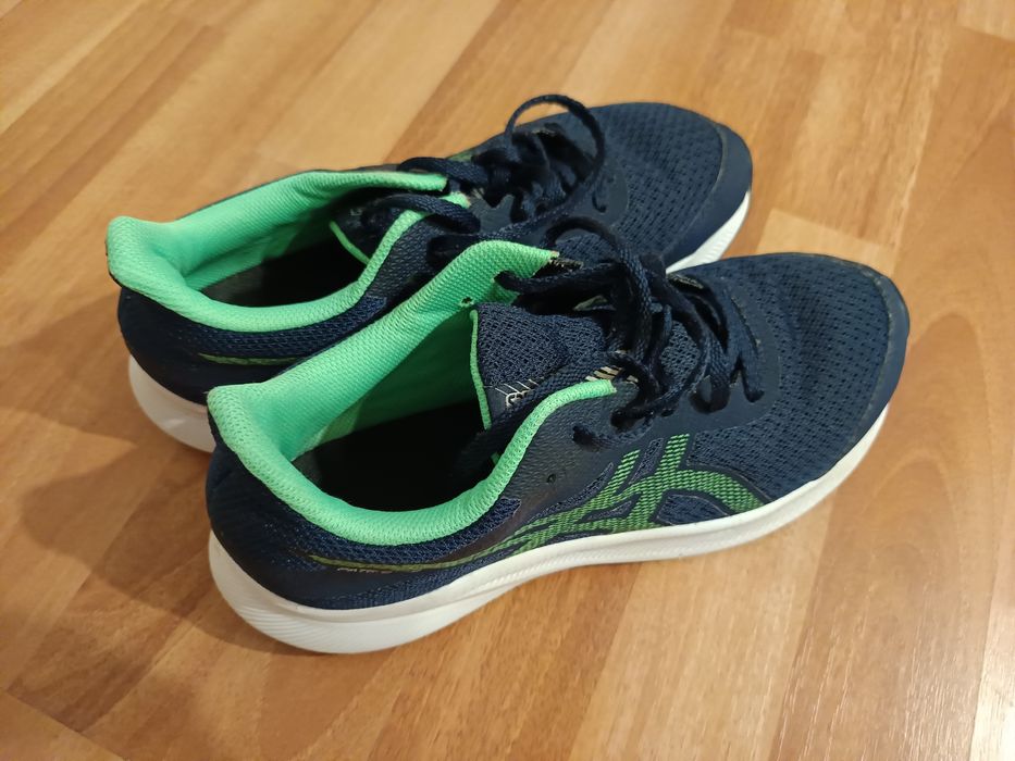 Vând încălțări sport Asics