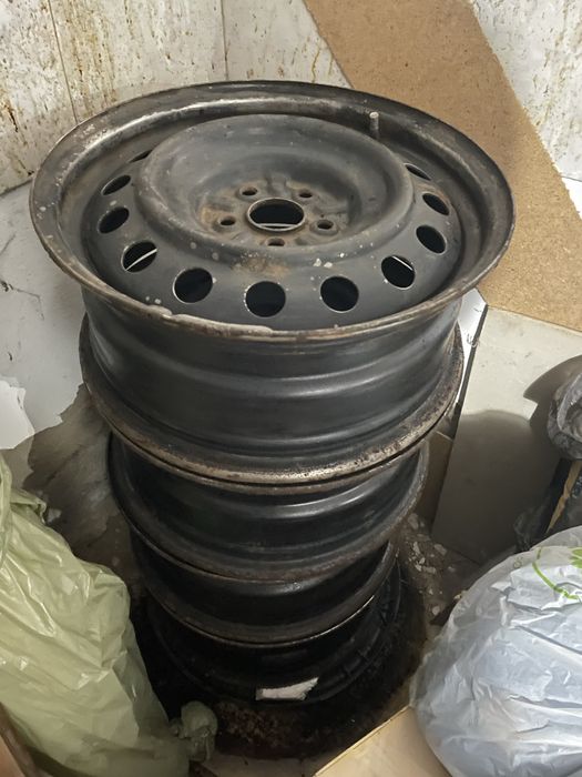 Железные диски от Toyota Avensis