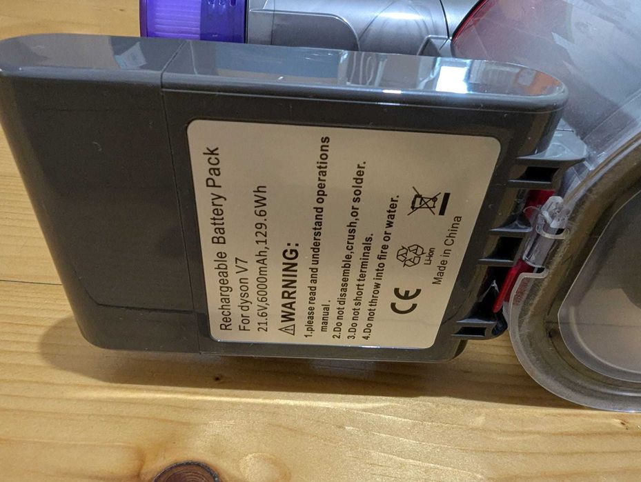 Продавам почистена прахосмукачка Dyson V7 с нова батерия и аксесоари