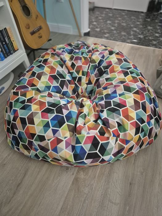 Голям цветен пуф