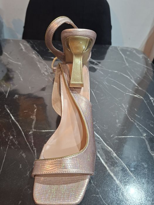 Sandale elegante si comode