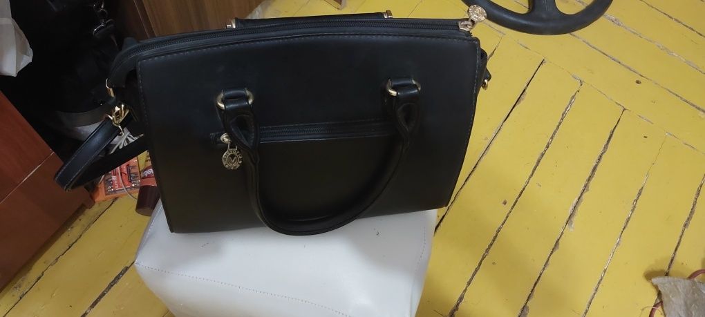 Женская сумка черная почти новая.
