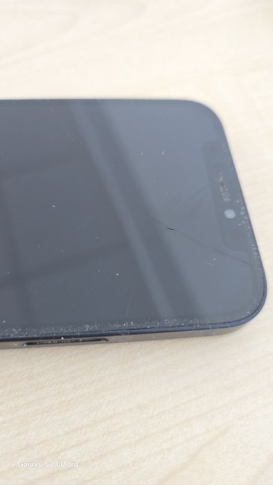 Vand Iphone 12, 128gb, functional dar defect la ecran