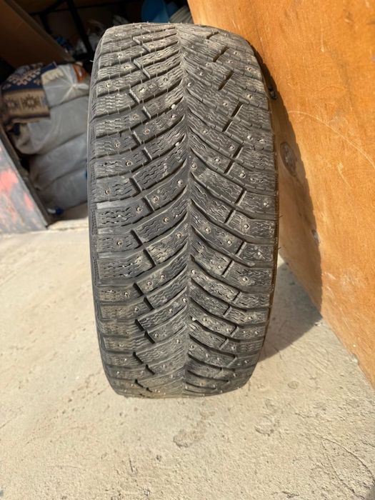 Продам зимние шипованные шины Michelin