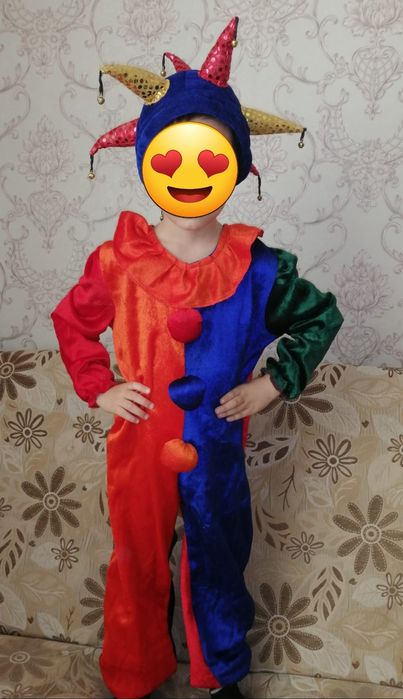 Детские костюмы, клоун, санты, осенний балл