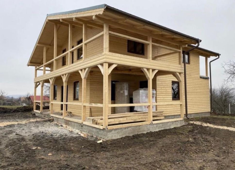 Case din lemn uscat si masiv