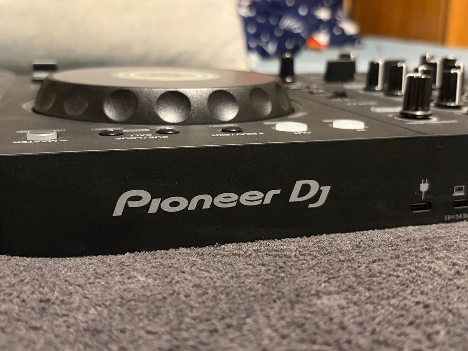 Pioneer DDJ-FLX4 – Mixer DJ aproape nou, folosit foarte puțin