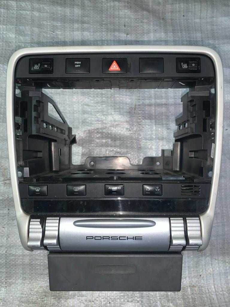 Центральная консоль (рамка под магнитофон) на Porsche Cayenne