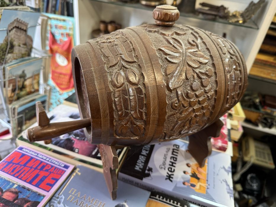 Дървена резбована декоративна бъчва