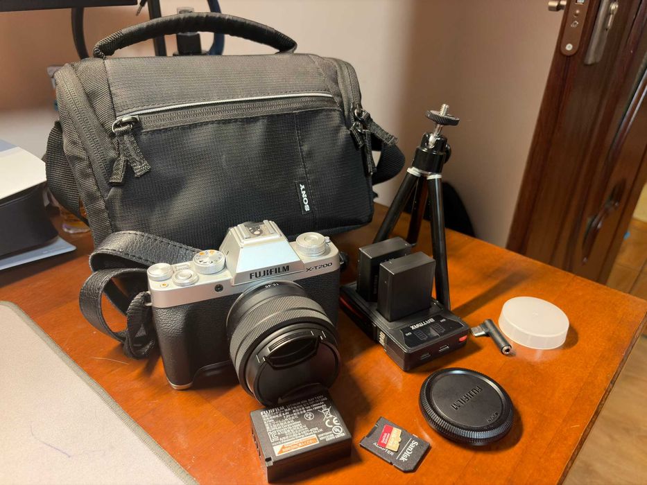 Camera Foto Mirorless Fujifilm X-T200 + Obiectiv 15-45mm F3.5-F5.6