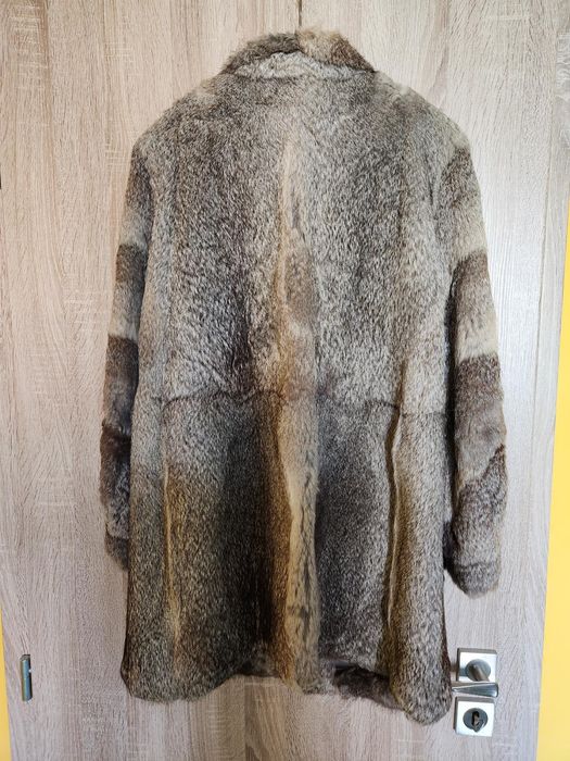 Продавам дамско заешко палто в много добро състояние.