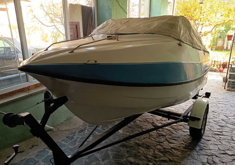 Лодка ELAN Gliser GT402 с колесар