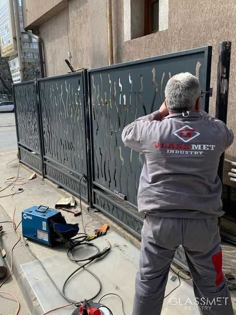 Garduri si porti stil jaluzea, sipca metalica, tabla cutata si plasa