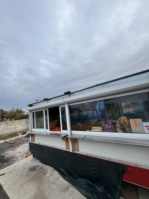 Продавам каравана за бързо хранене