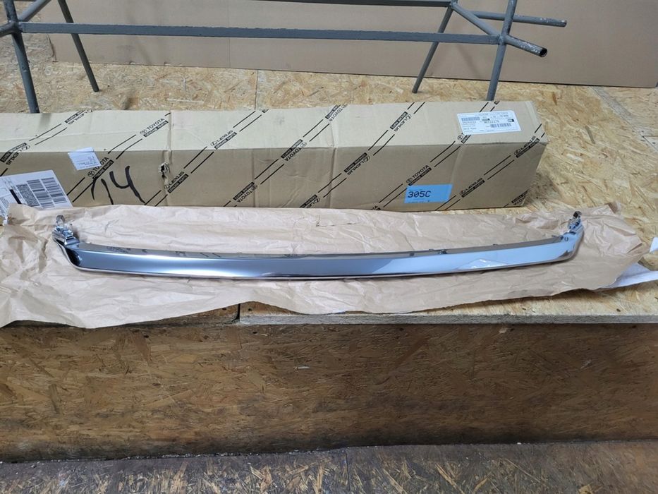 Хромирана лайстна за предна броня на Lexus