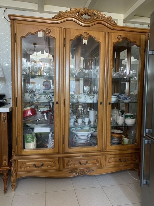 Продам прекрасный сервант из чистого  дерева.