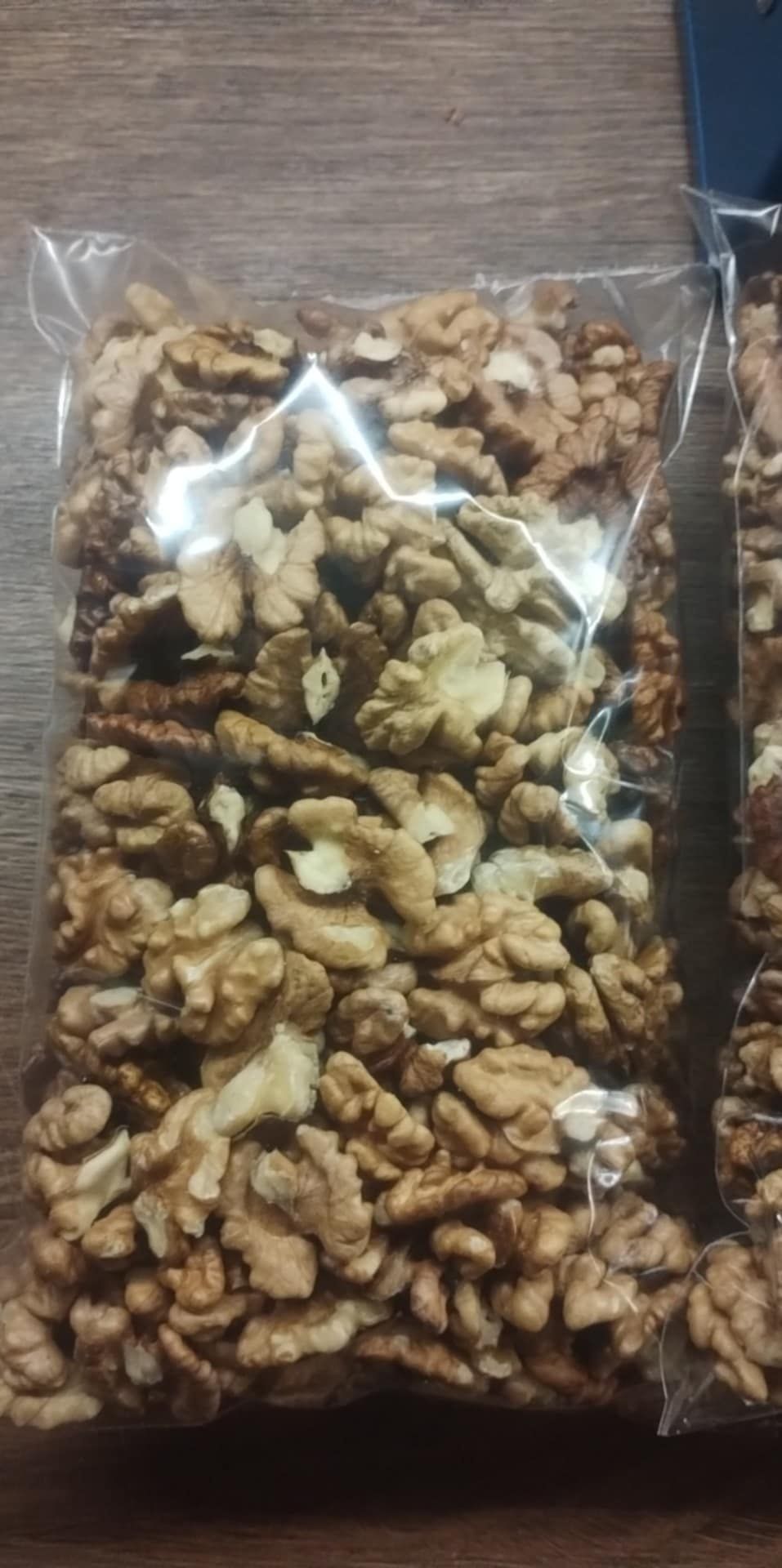 Продавам лешници и орехи