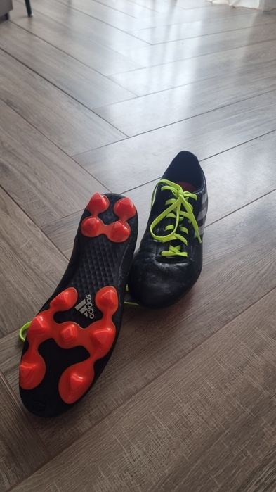Adidasi pt fotbal