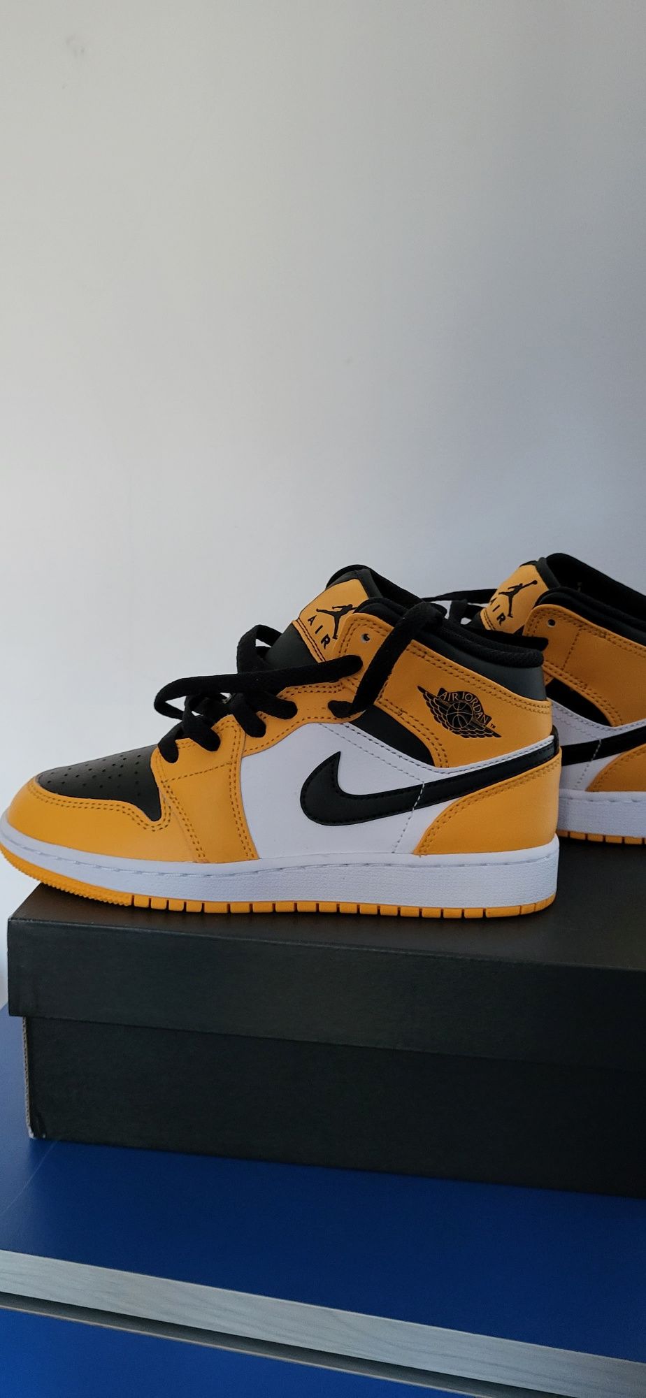 Air Jordan 1 Mid (Gs)  36.