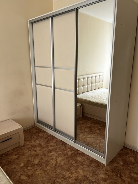 Спальный гартинур, кровать, шкаф купе, 2 тумбы, пуфик, зеркало