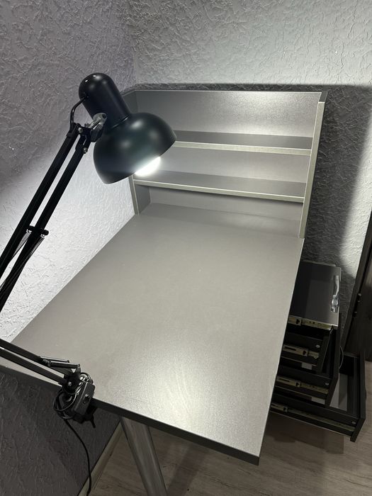 Стол для маникюра с настольной лампой