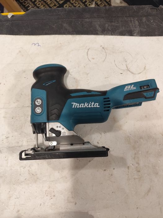 Безчетков акумулаторен прободен трион зеге Макита Makita DJV181