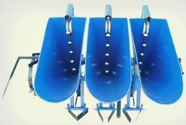 Semanatoare ceapa si usturoi pe trei randuri pentru motocultor