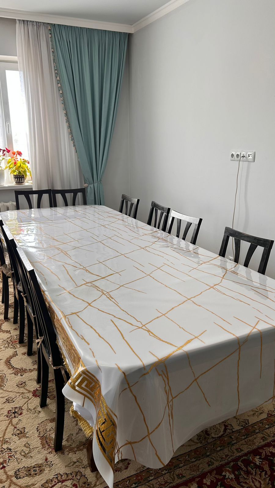 Продаётся стол+ 10 стульев в хорошем состоянии.