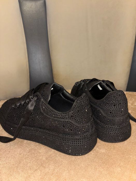 Чисто нови дамски маратонки с камъчета