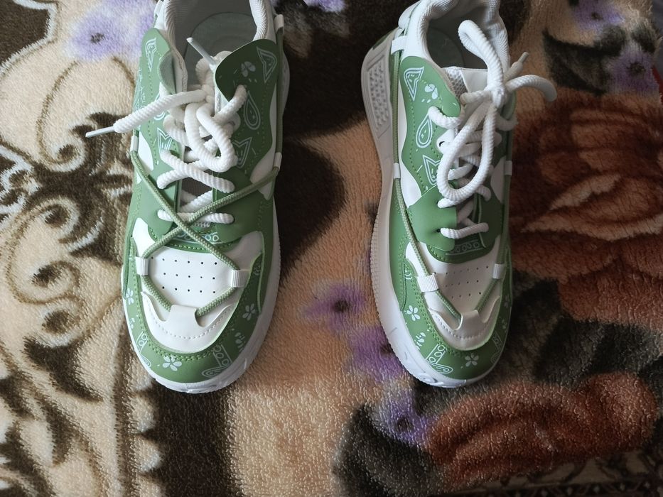 Кроссовки для мужчин и женщин.