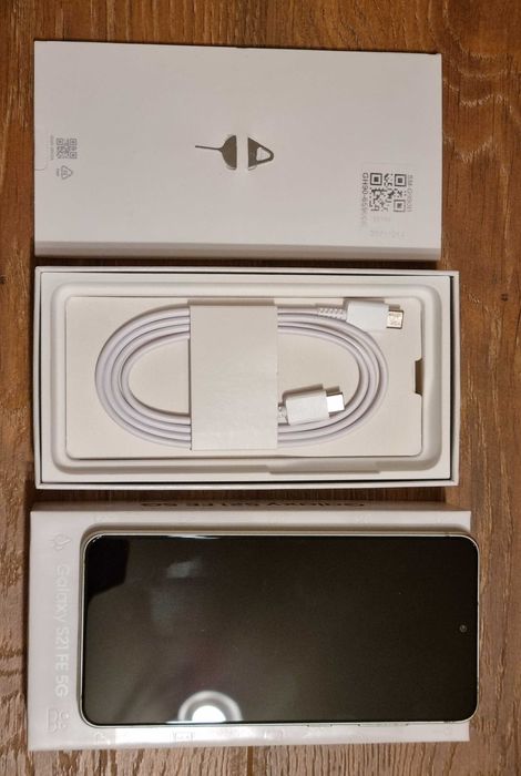 Перфектен Samsung S21fe 5G Dual SIM пълен комплект, неразличим от нов