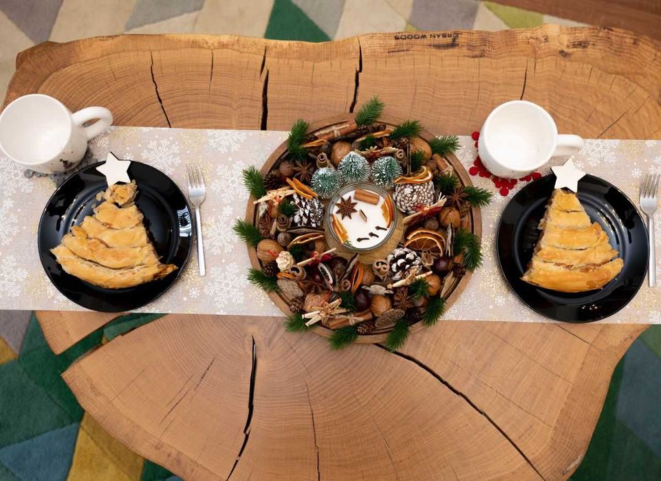 Aranjament pentru Crăciun – realizat manual pe blat de lemn.