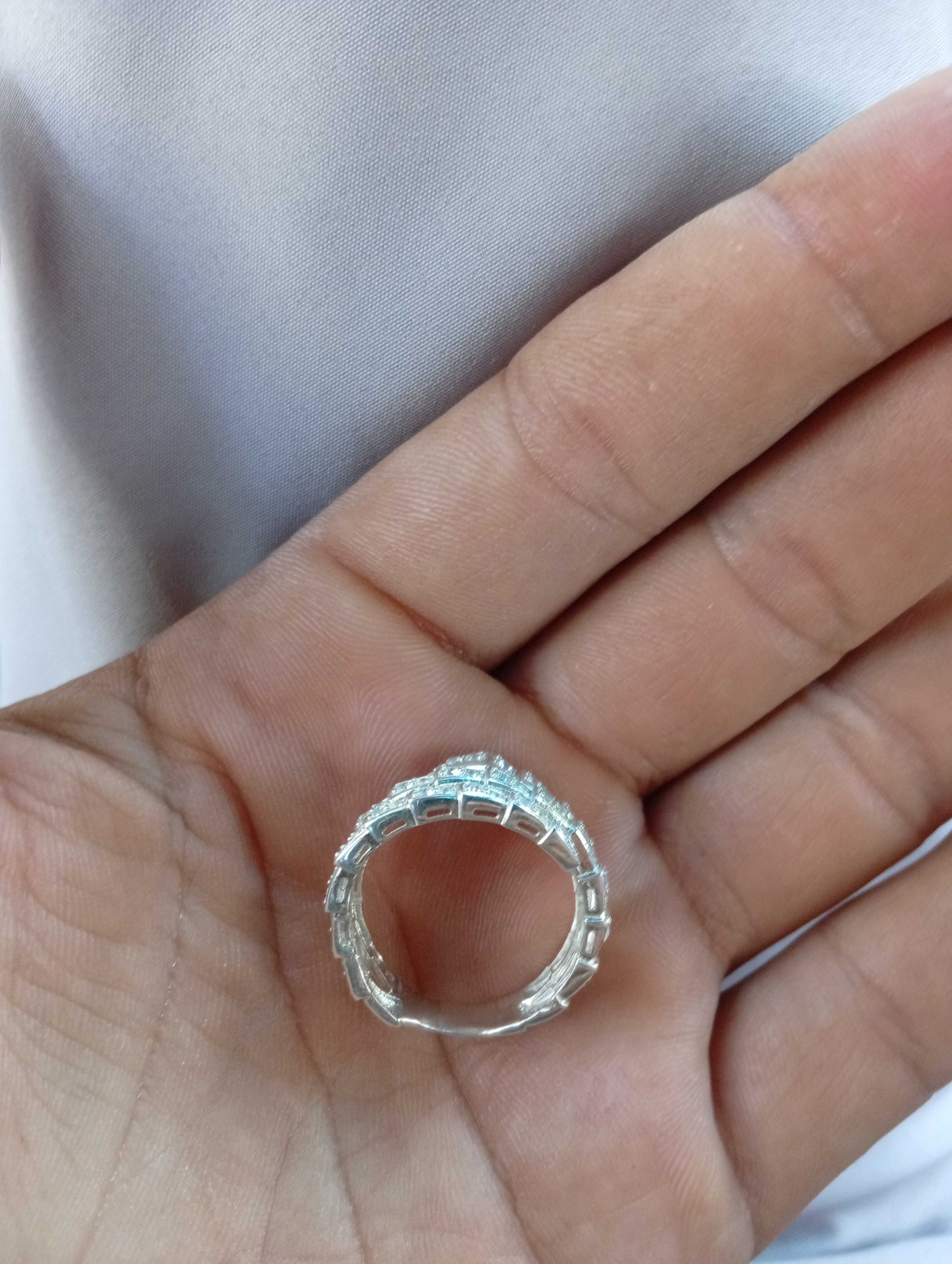 Продам женские серебряные кольца