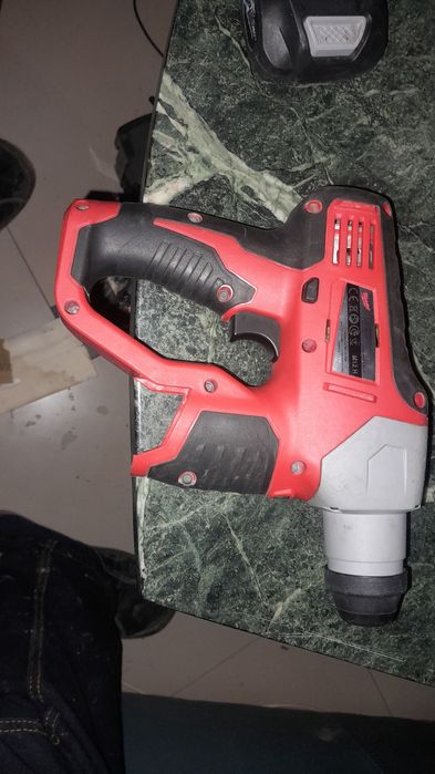 Rotopercutor MILWAUKEE funcțional  cu baterie de 4Ah