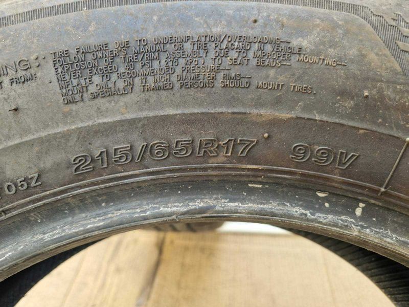 2 Bridgestone R17 215/65
летни гуми
DOT0122