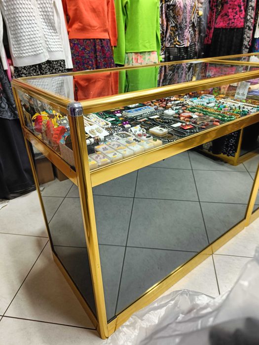 Продавам луксозно търговско оборудване за дрехи и обувки