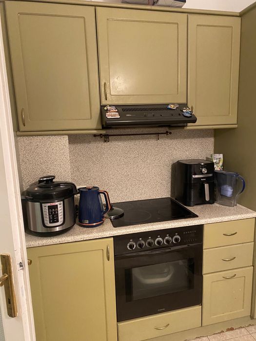 Кухня - дърво - фурна и вграден хладилник