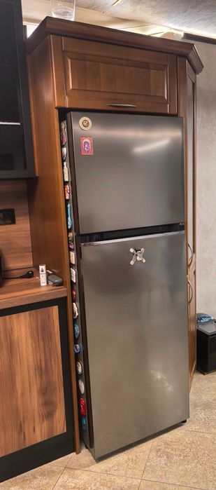 Витрина масив с ниша за хладилник