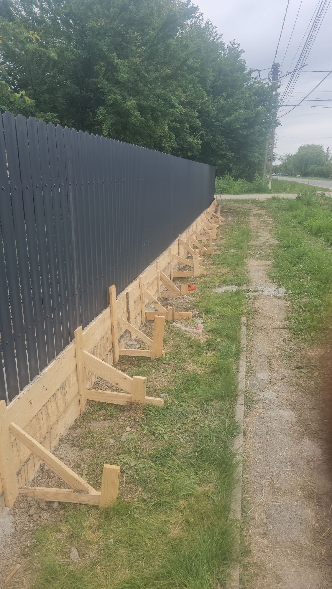 Construim garduri orice model cu materialul nostru sau are clientului