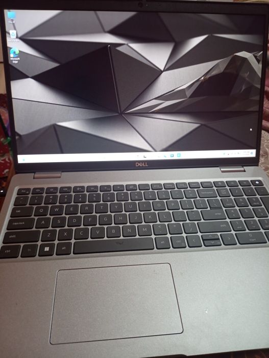 Laptop Dell nou , deschis de câteva ori,  Windows 11 instalat